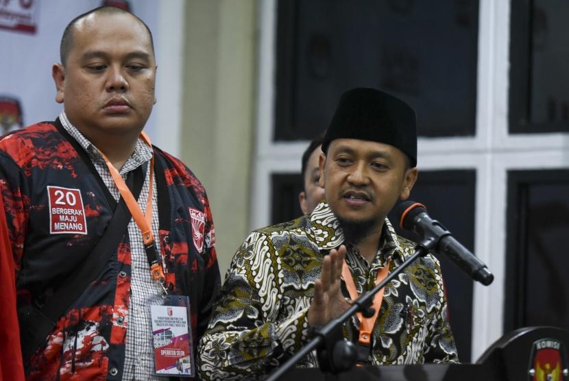 Sekjen Partai Keadilan dan Persatuan Indonesia (PKPI) Verry Surya Hendrawan (kanan)