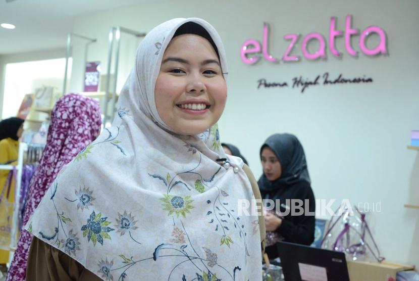 Vice President Elzatta Hijab, Tika Mulya, memberikan tips bagi penggemar fast fashion agar bisa berperan dalam menjaga alam.