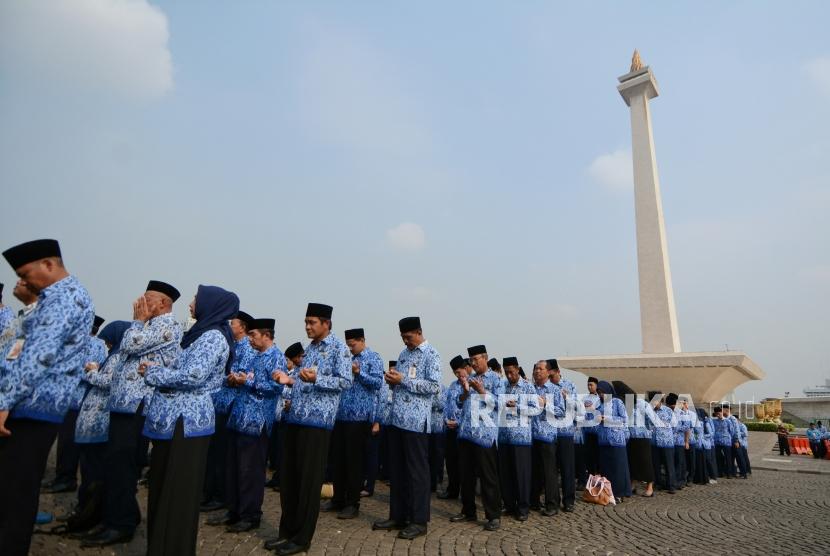 Sejumlah aparatur sipil negara (ASN) Pemprov DKI Jakarta mengikuti upacara peringatan Hari Sumpah Pemuda di Lapangan Silang Monas, Jakarata, Senin (28/10/2019).