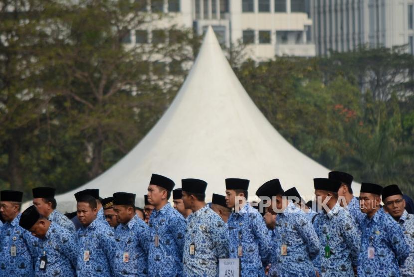 Sejumlah Aparatur Sipil Negara (ASN) Pemprov DKI Jakarta mengikuti upacara peringatan Hari Sumpah Pemuda di Lapangan Silang Monas, Jakarata, Senin (28/10/2019).