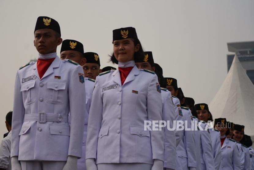 Pasukan Oengibar Bendera (Paskibra) saat upacara peringatan Hari Sumpah Pemuda di Lapangan Silang Monas, Jakarata, Senin (28/10/2019).