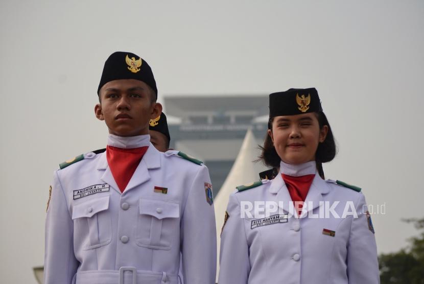 Pasukan Oengibar Bendera (Paskibra) saat upacara peringatan Hari Sumpah Pemuda di Lapangan Silang Monas, Jakarata, Senin (28/10/2019).