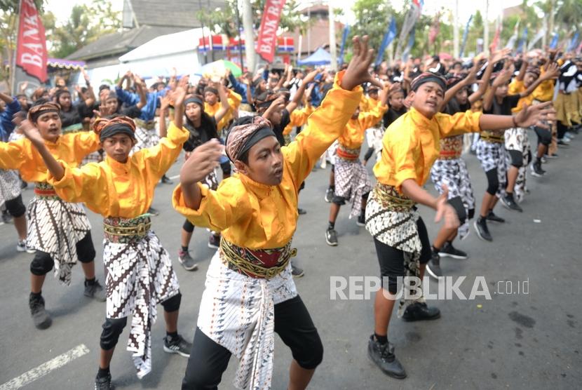 Rekor Muri Peringati Sumpah Pemuda. Penari dari pelajar dan pegawai instansi menari Soreng bersama di Mungkid, Magelang, Jawa Tengah, Senin (28/10/2019).