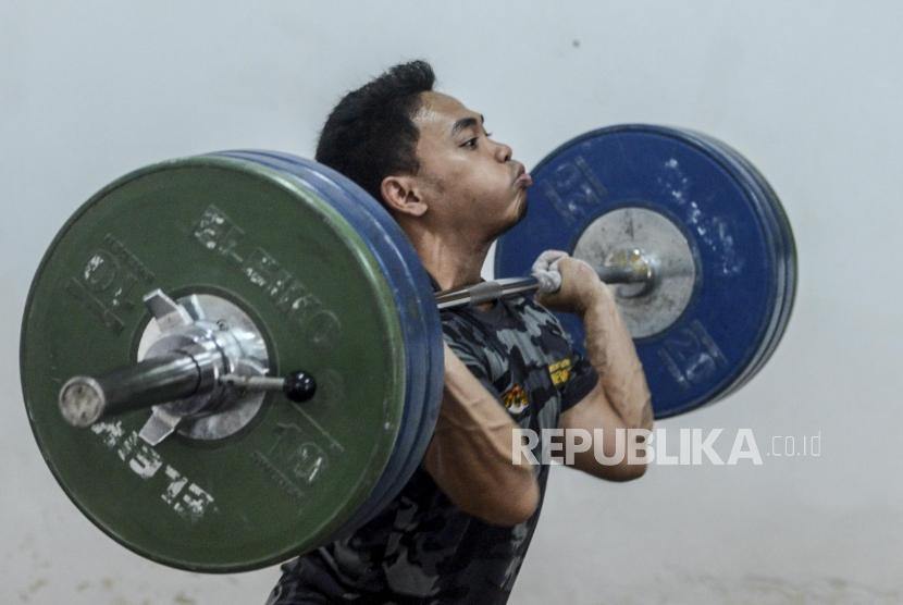 Atlet angkat besi Eko Yuli Irawan saat sesi latihan di Mess Kweni, Jakarta, Senin (28/10).