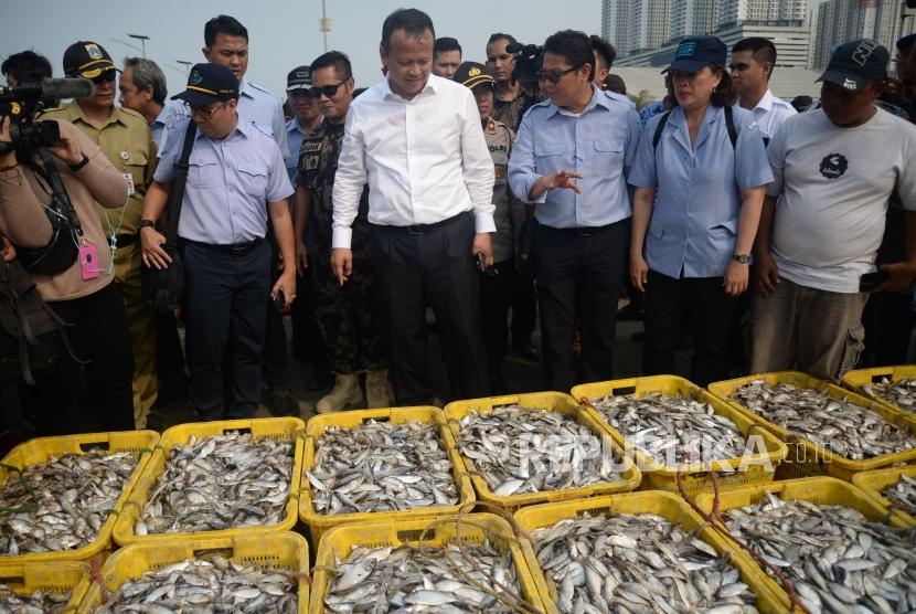Menteri Kelautan dan Perikanan Edhy Prabowo berbincang dengan nelayan saat berkunjung ke Pelabuhan Ikan Muara Angke, Jakarta, Senin (28/10).
