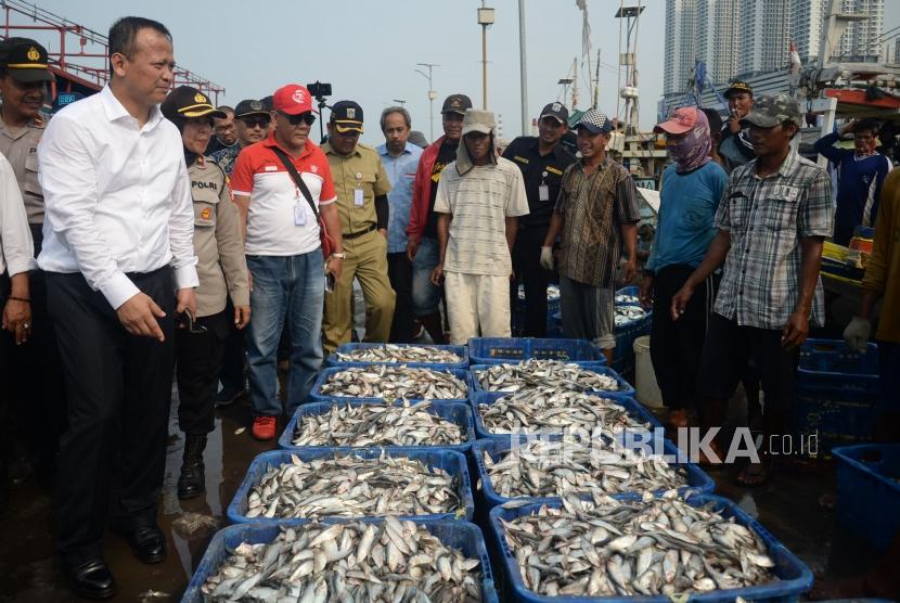 Menteri Kelautan dan Perikanan Edhy Prabowo berbincang dengan nelayan saat berkunjung ke Pelabuhan Ikan Muara Angke, Jakarta, Senin (28/10).