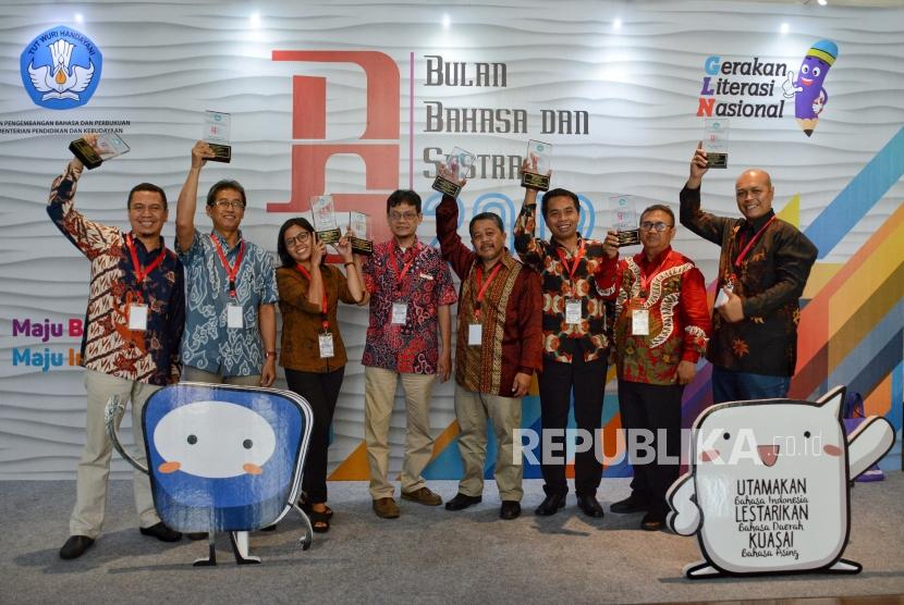 Redaktur Pelaksana Harian Umum Republika Subroto (kiri) meraih juara pertama pada gelaran Puncak Bulan Bahasa dan Sastra 2019 di Hotel Bidakara Grand Pancoran, Jakarta, Senin (28/10/2019).