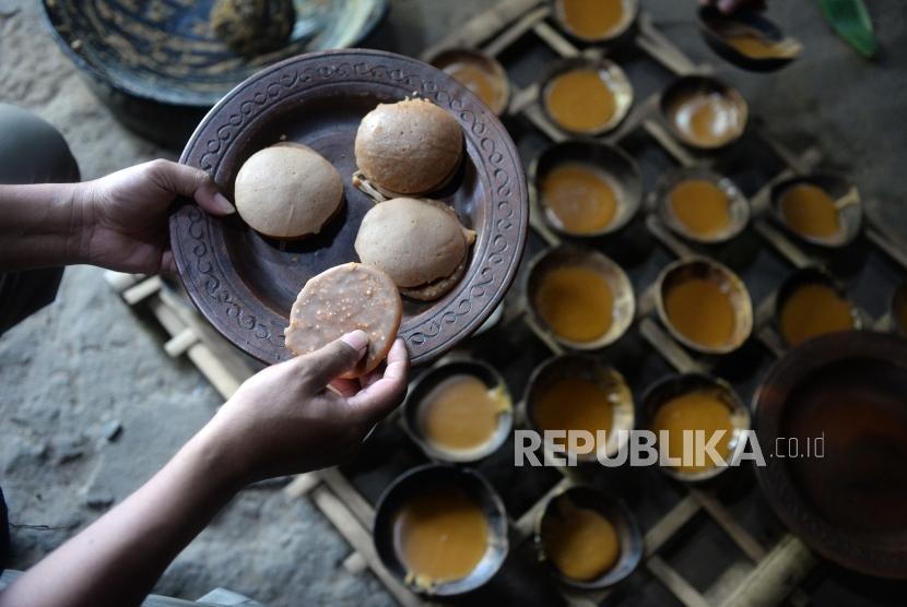 Wisata Produksi Gula Jawa. Pak Darma mendemostrasikan cara membuar gula jawa dari nira kelapa di Magelang, Jawa Tengah, Senin (28/10/2019).