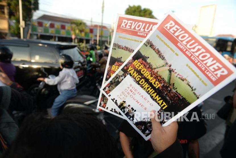 Karnaval Demokrasi. Mahasiswa dari Aliansi Rakyat Bergerak menggelar aksi di Tugu, Yogyakarta, Senin (28/10/2019).