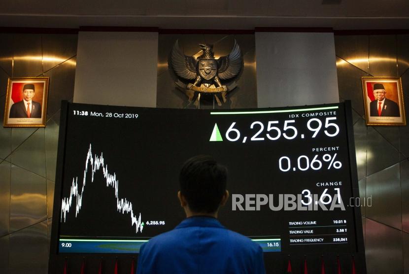 Pengunjung mengamati layar pergerakan saham di Bursa Efek Indonesia (BEI), Jakarta, Senin (28/10/2019).
