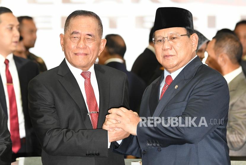 Menteri Pertahanan Prabowo Subianto (kanan) berjabat tangan dengan pejabat lama Ryamizard Ryacudu (kiri) usai acara serah terima jabatan di gedung Kementerian Pertahanan, Jakarta, Kamis (24/10/2019).