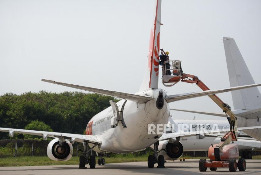 Teknisi melakukan perawatan dan perbaikan  pesawat di Hanggar FL Technics Indonesia Bandara Soekarno Hatta, Tangerang, Banten, Selasa (29/10).