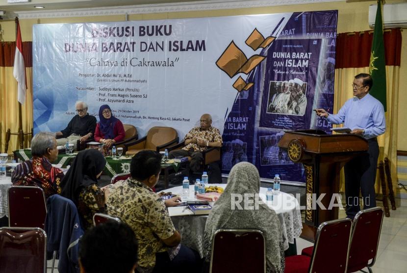 Penulis Sudibyo Markus (kanan) bersama Guru Besar Sekolah Tinggi Filsafat Driyarkara Franz Magnis Soeseno (kiri) dan Guru Besar UIN Jakarta Azyumardi Azra (kedua kanan) memberikan sambutan prolog buku karanganya yang berjudul Dunia Barat dan Islam Cahaya di Cakrawala saat diskusi buku tersebut  di Gedung PP Muhammadiyah, Jakarta, Selasa (29/10).