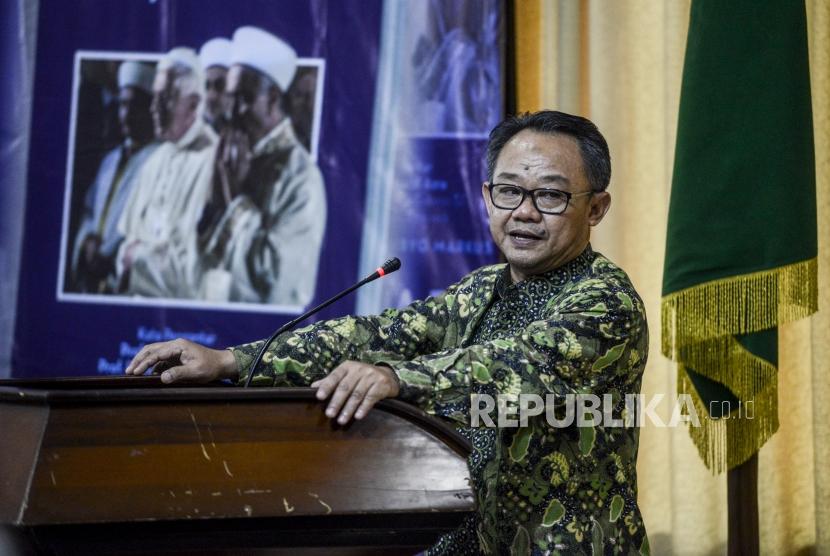 Sekertaris Umum PP Muhammadiyah Abdul Mu'ti memberikan sambutan pada diskusi buku yang berjudul Dunia Barat dan Islam Cahaya di Cakrawala di Gedung PP Muhammadiyah, Jakarta, Selasa (29/10).