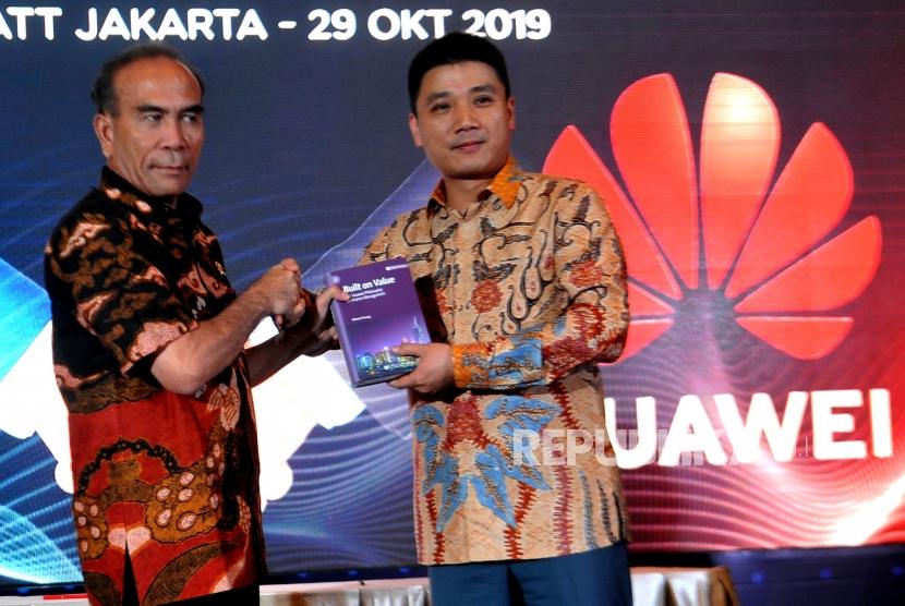 Kepala Badan Siber dan Sandi Negara (BSSN) Letjen (Purn) Hinsa Siburian (kiri) menerima buku dari CEO Huawei Indonesia Jacky Chen, usai penandatanganan Nota Kesepahaman Pengembangan Keamanan Siber, di Jakarta, Selasa (29/10/2019).