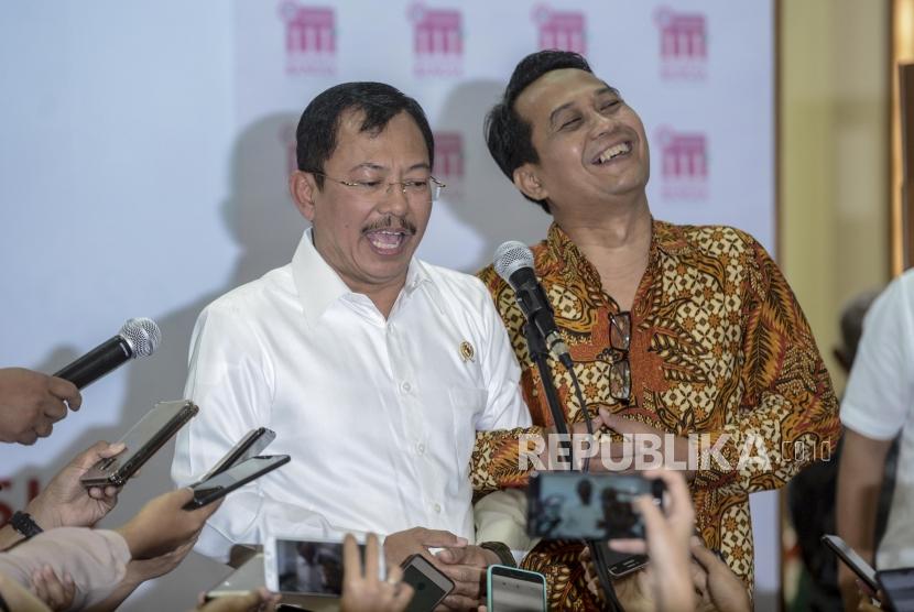Menteri Kesehatan Terawan Agus Putranto (kiri) bersama Ketua Pengurus Besar Ikatan Dokter Indonesia (PB IDI) Daeng M. Faqih (kanan) memberikan keterangan kepada wartawan usai melakukan pertemuan tertutup di Jakarta, Rabu (30/10).