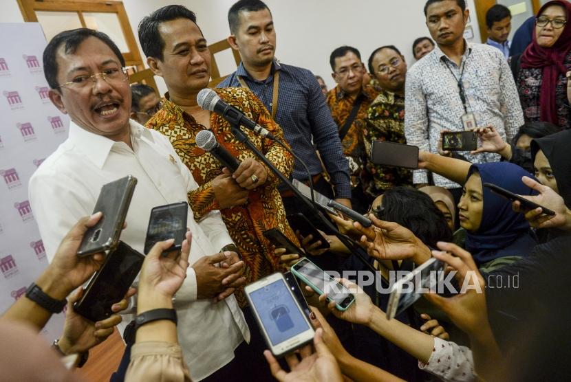 Menteri Kesehatan Terawan Agus Putranto (kiri) bersama Ketua Pengurus Besar Ikatan Dokter Indonesia (PB IDI) Daeng M. Faqih (kedua kiri) memberikan keterangan kepada wartawan usai melakukan pertemuan tertutup di Jakarta, Rabu (30/10).