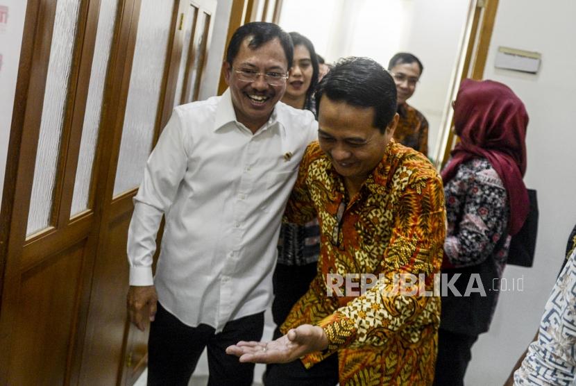 Menteri Kesehatan Terawan Agus Putranto (kiri) bersama Ketua Pengurus Besar Ikatan Dokter Indonesia (PB IDI) Daeng M. Faqih (kanan) usai melakukan pertemuan tertutup di Jakarta, Rabu (30/10).