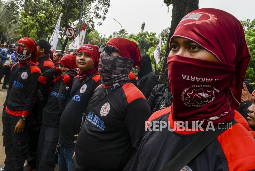 Sejumlah buruh yang tergabung dalam Konfederasi Serikat Pekerja Indonesia (KSPI) melakukan aksi unjuk rasa. (ilustrasi)