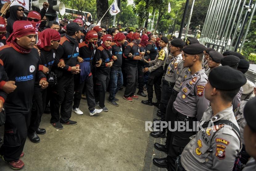 Sejumlah buruh yang tergabung dalam Konfederasi Serikat Pekerja Indonesia (KSPI) melakukan aksi unjuk rasa di depan Balai Kota, Jakarta, Rabu (30/10).