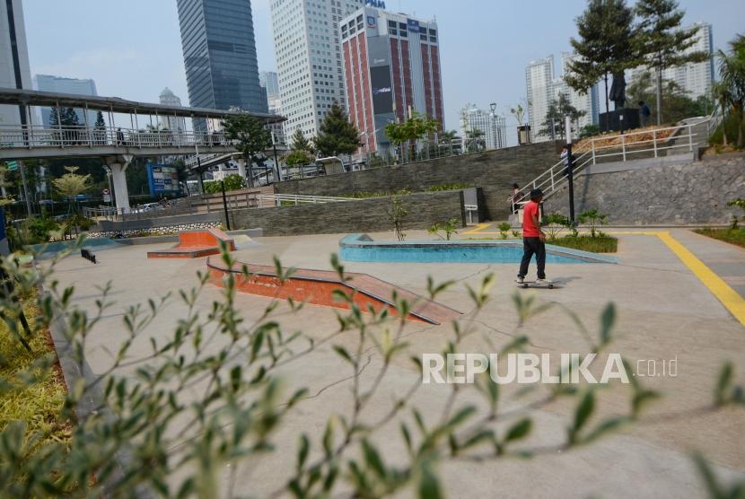 Sejumlah warga beraktivitas di ruang terbuka hijau Dukuh Atas, Jalan Sudirman Thamrin, Jakarta, Rabu (30/10/2019).