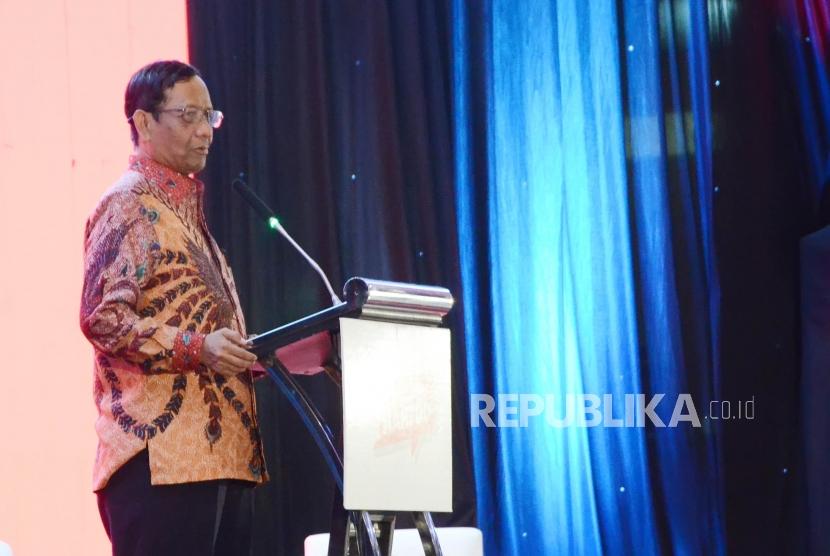 Menkopolhukam Mahfud MD tampil pada acara Bicang Seru Mahfud, di Gedung Graha Sanusi, Universitas Padjadjaran (Unpad), Jalan Dipaiukur, Kota Bandung, Rabu (30/10).
