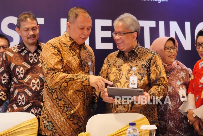 Dirut Bank BJB Yuddy Renaldi (kedua kanan) dan Komisaris Utama Independen bank bjb Farid Rahman (kedua kiri) menjelang pelaksanaan analyst meeting Bank BJB Q3 2019 di Jakarta, Rabu (30/10).