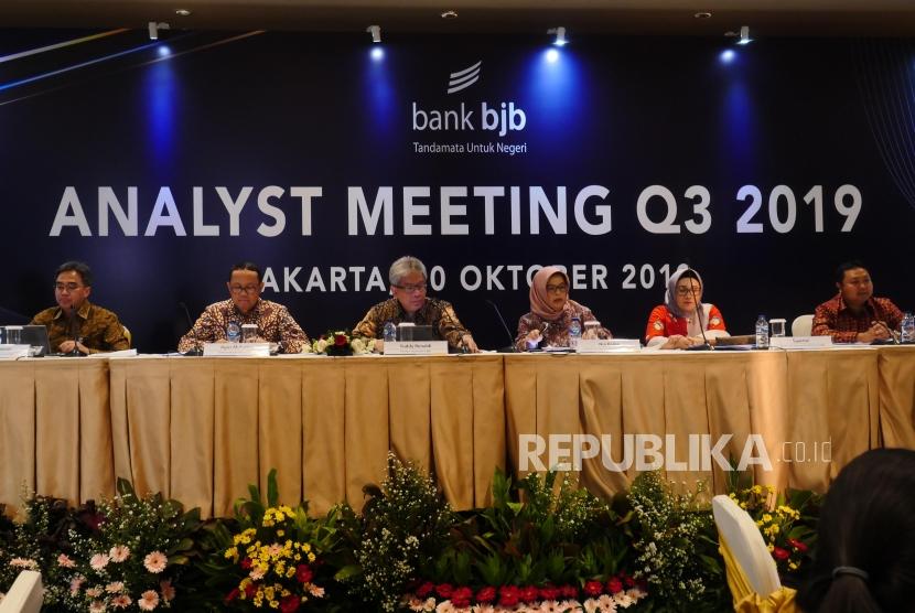 Jajaran Direksi Bank BJB pada pelaksanaan analyst meeting Bank BJB Q3 2019 di Jakarta, Rabu (30/10).