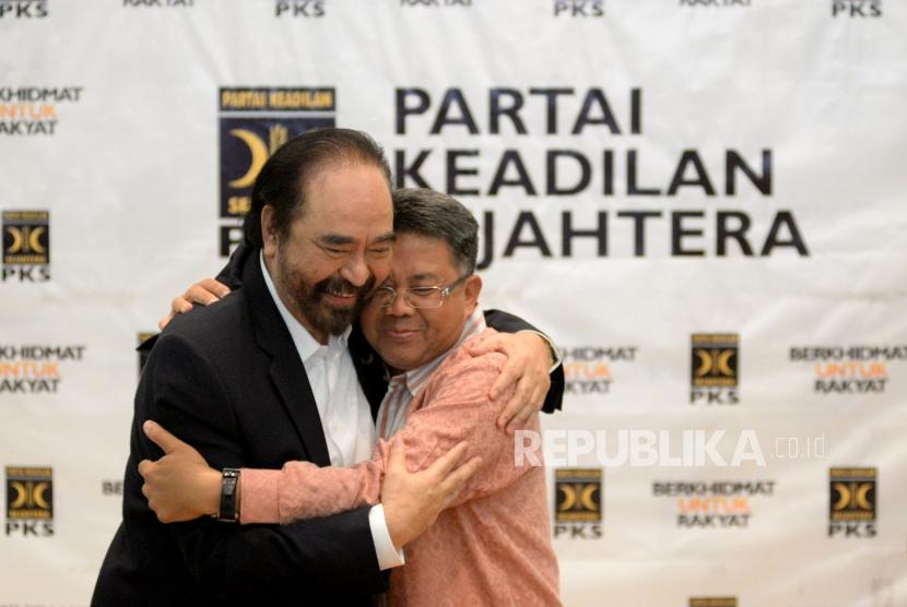 [Ilustrasi] Presiden PKS Mohamad Sohibul Iman berpelukan dengan Ketua Umum Partai NasDem Surya Paloh usai melakukan pertemuan di Kantor DPP PKS, Jakarta, Rabu (30/10).