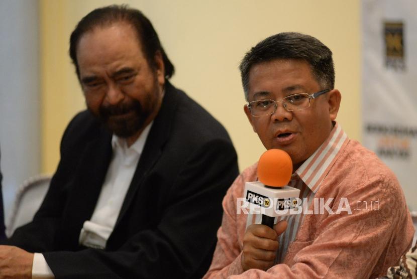 Presiden PKS Mohamad Sohibul Iman  didampingi Ketua Umum Partai NasDem Surya Paloh memberikan keterangan usai melakukan pertemuan di Kantor DPP PKS, Jakarta, Rabu (30/10).