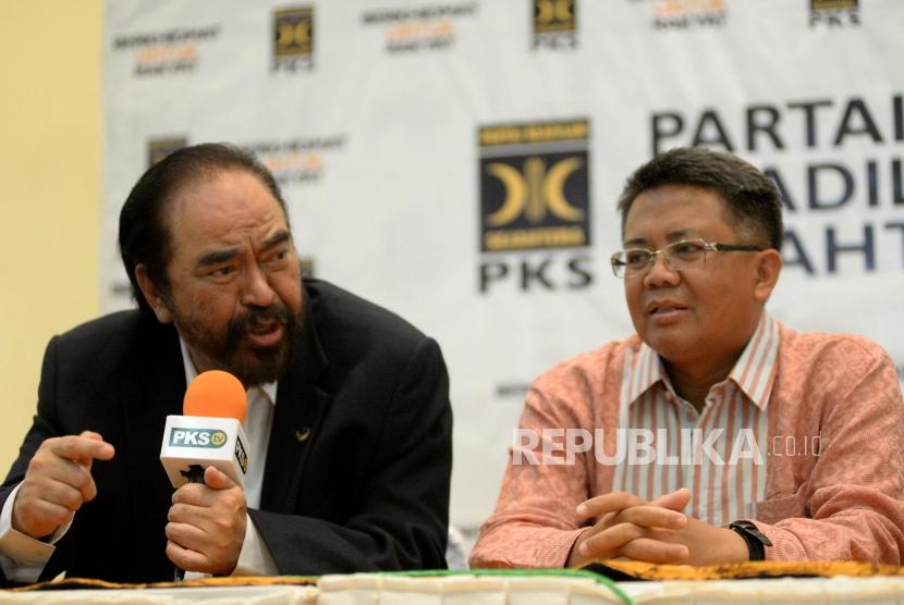 Ketua Umum Partai NasDem Surya Paloh didampingi Presiden PKS Mohamad Sohibul Iman memberikan keterangan usai melakukan pertemuan di Kantor DPP PKS, Jakarta, Rabu (30/10).