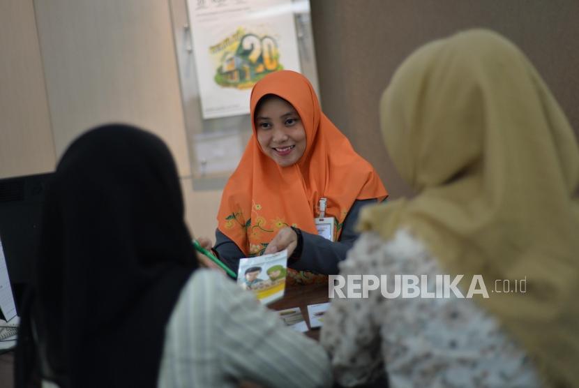 Costumer Service melayani nasabah di Bank Syariah Mandiri (Mandiri Syariah) Kantor Cabang Mayestik, Jakarta, Rabu (30/10).