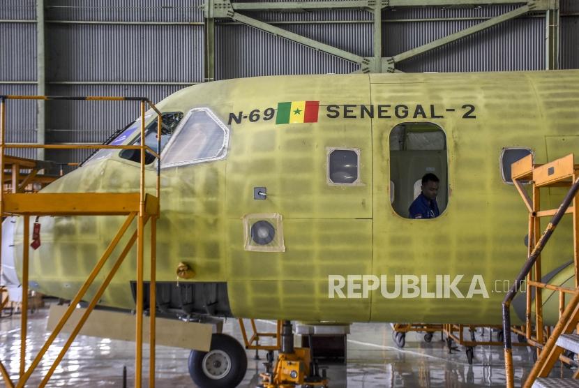 Teknisi menyelesaikan produksi pesawat terbang CN235 di Hanggar Fixed Wing PT Dirgantara Indonesia (PTDI), Kota Bandung, Rabu (30/10).