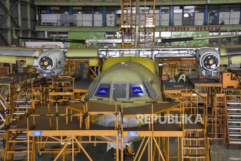 Teknisi menyelesaikan produksi pesawat terbang CN235 di Hanggar Fixed Wing PT Dirgantara Indonesia (PTDI), Kota Bandung, Rabu (30/10).