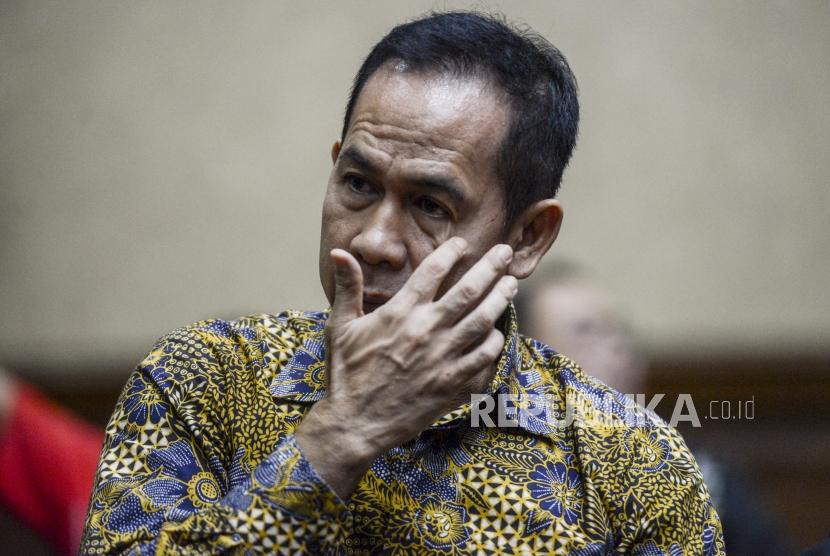 Terdakwa Tubagus Chaeri Wardana alias Wawan bersiap menjalani sidang perdana di Pengadilan Tipikor, Jakarta, Kamis (31/10).