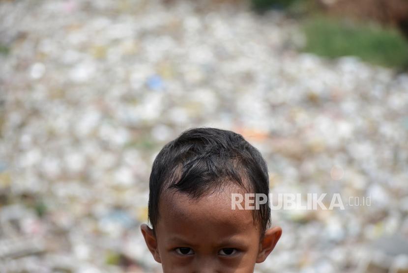 Sejumlah anak bermain diantara tumpukan sampah yang mengapung di aliran sungai Kali Jambe kawasan Perumahan Satria Jaya Permai, Tambun Utara, Kabupaten Bekasi, Jawa Barat, Kamis (31/10/2019).