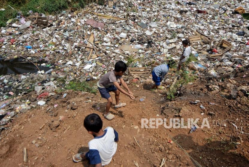 Sejumlah anak bermain diantara tumpukan sampah yang mengapung di aliran sungai Kali Jambe kawasan Perumahan Satria Jaya Permai, Tambun Utara, Kabupaten Bekasi, Jawa Barat, Kamis (31/10/2019).