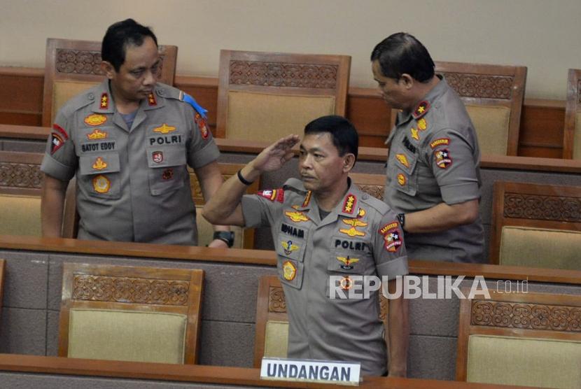 Calon Kapolri Komjen Pol Idham Azis memberi hormat sebelum mengikuti rapat paripurna DPR di Kompleks Parlemen, Senayan, Jakarta, Kamis (31/10).