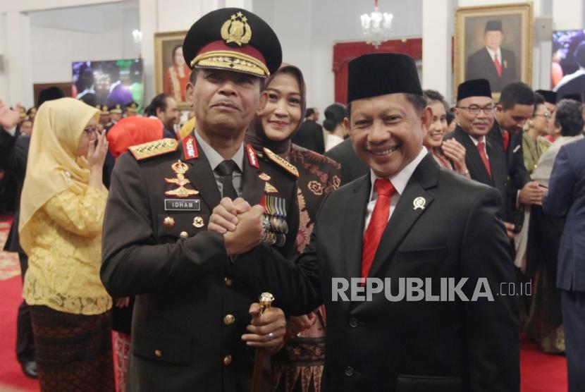 Mendagri Tito Karnavian berjabat tangan dengan Kapolri Jenderal Idham Aziz.