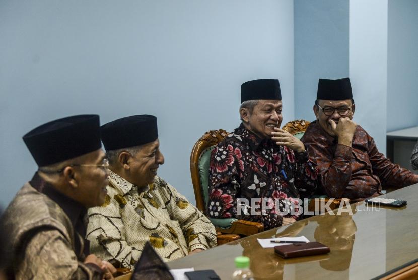 Sekjen MUI Anwar Abbas (kedua kanan) saat menerima kunjungan Dewan Masjid Indonesia di Kantor MUI, Jakarta, Jumat (1/11).