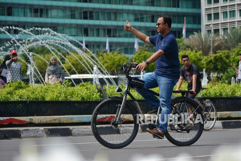 Gubernur DKI Jakarta Anies Baswedan saat sidak PKL di  Hari Bebas Kendaraan Bermotor (HBKB) kawasan Bundaran HI, Jalan Sudirman Thamrin, Jakarta, Ahad (3/11/2019).
