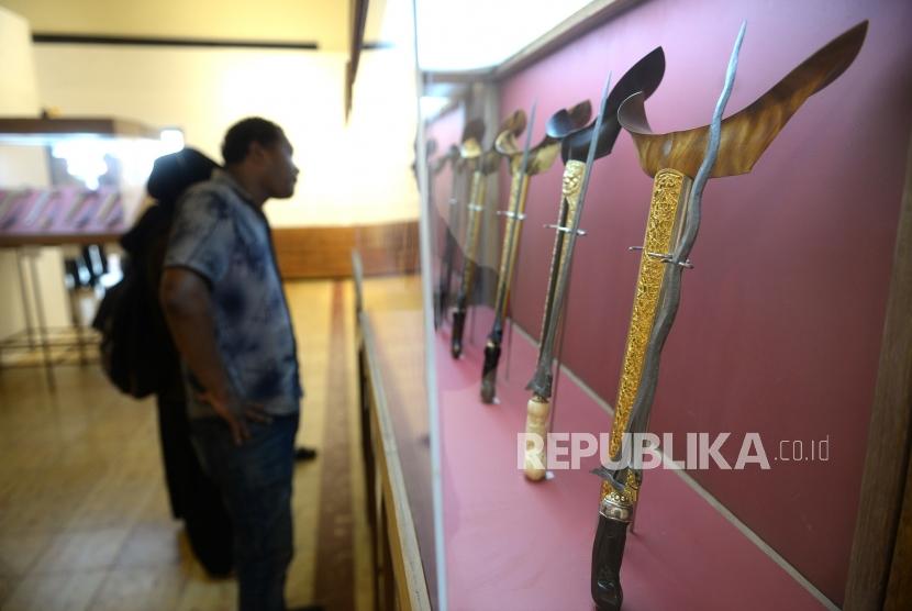 Festival Keris Mataram. Aneka ragam keris zaman Mataram dipamerkan saat Festival Keris Mataram di Museum Sonobudoyo, Yogyakarta, Ahad (3/11/2019).