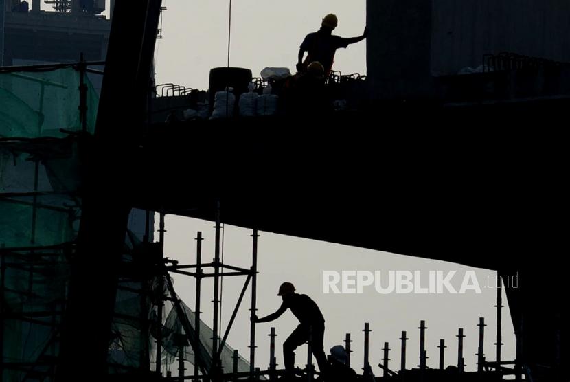 Pekerja beraktifitas di proyek LRT ,Kawasan Gatot Soebroto Jakarta, Ahad (3/1).