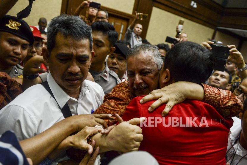 Mantan Direktur Utama PT PLN Sofyan Basir memeluk kerabatnya usai pembacaan putusan di Pengadilan Tipikor, Jakarta, Senin (4/11).