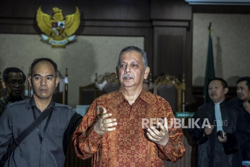 Mantan Direktur Utama PT PLN Sofyan Basir meninggalkan ruangan usai pembacaan putusan di Pengadilan Tipikor, Jakarta, Senin (4/11).