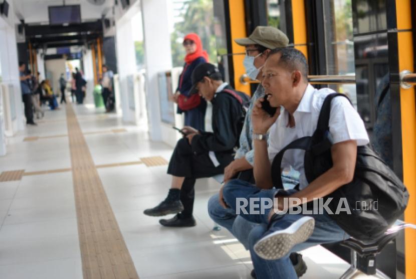 PT Transportasi Jakarta (TransJakarta) menyiapkan cairan pembersih tangan (hand sanitizers) di 80 halte (Foto: penumpang di Halte Tosari Transjakarta)