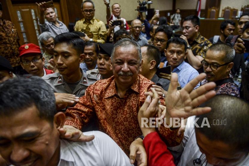 Mantan Direktur Utama PT PLN Sofyan Basir meninggalkan ruangan usai pembacaan putusan di Pengadilan Tipikor, Jakarta, Senin (4/11).