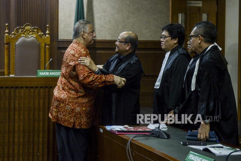 Mantan Direktur Utama PT PLN Sofyan Basir menyalami kuasa hukumnya usai pembacaan putusan di Pengadilan Tipikor, Jakarta, Senin (4/11).