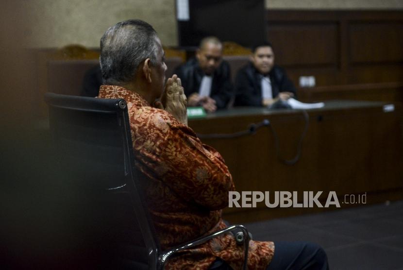 Mantan Direktur Utama PT PLN Sofyan Basir berdoa usai pembacaan putusan di Pengadilan Tipikor, Jakarta, Senin (4/11).