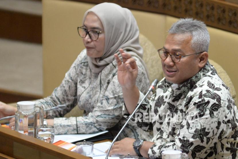 Ketua KPU Arief Budiman saat mengikuti rapat dengar pendapat dengan Komisi II DPR di Kompleks Parlemen, Senayan, Jakarta, Senin (4/11).